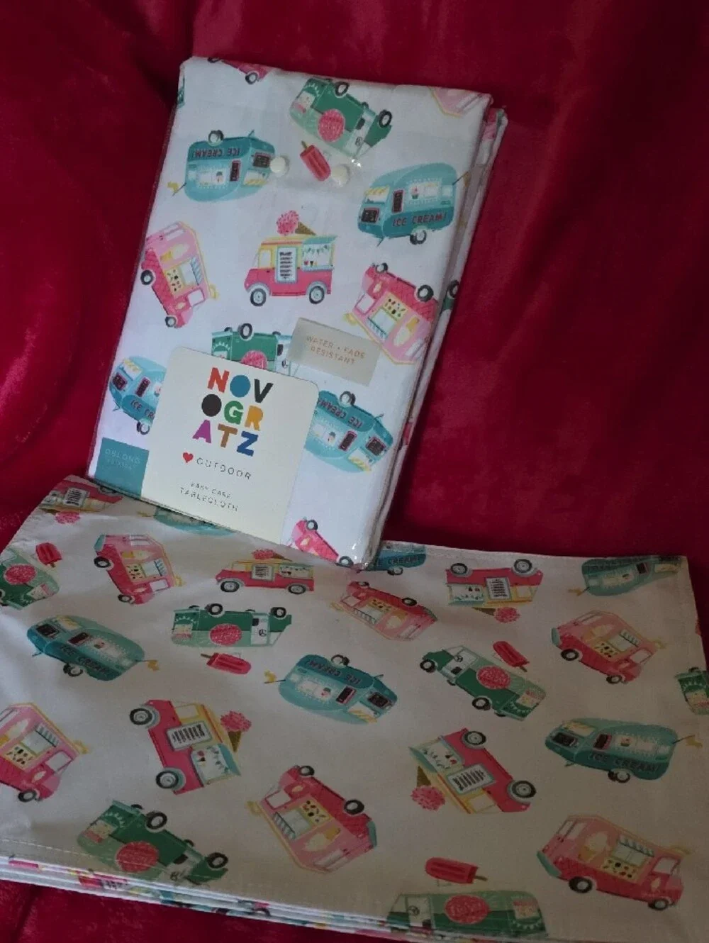 Indoor/Outdoor Tablecloth/4 Placemats with Colorful Ice Cream Truck Print